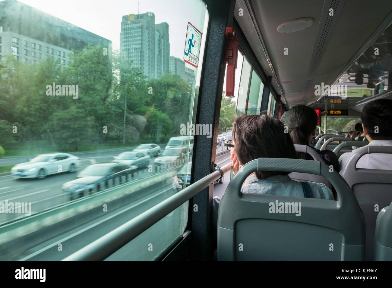 Ein Passagier im Bus Peking China Stockfoto