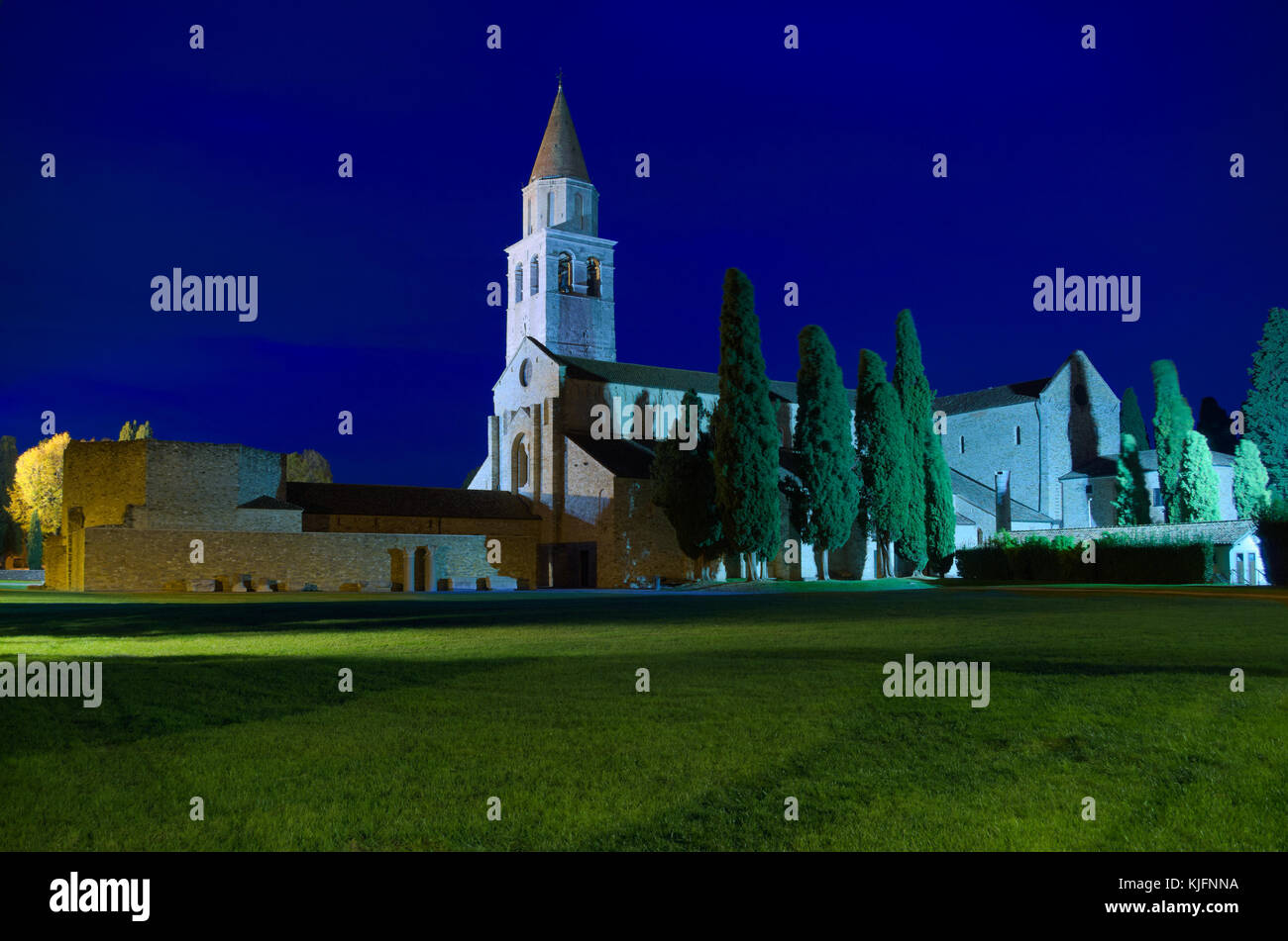 Nacht Blick auf die Kathedrale (Basilika) von Santa Maria Assunta in Aquileia in der Blauen Stunde, Friaul, Italien Stockfoto
