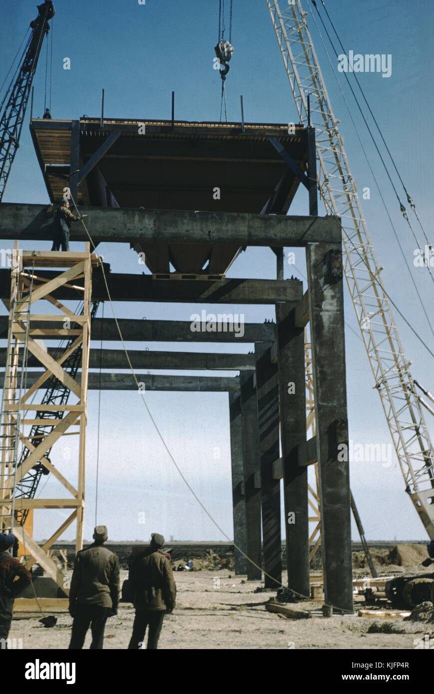 Zwei Männer, die am Bau einer Box girder Bridge, ein Mann auf Gerüsten arbeiten, große Kräne, ein Stück der Brücke auf der Oberseite, 1952. Stockfoto