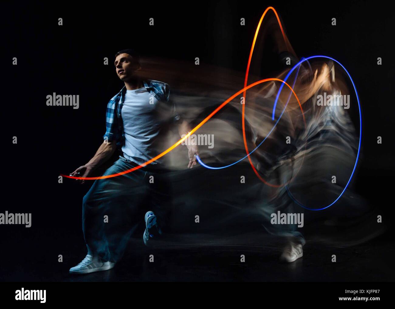 Aktive junge Menschen tanzen üben Stockfoto