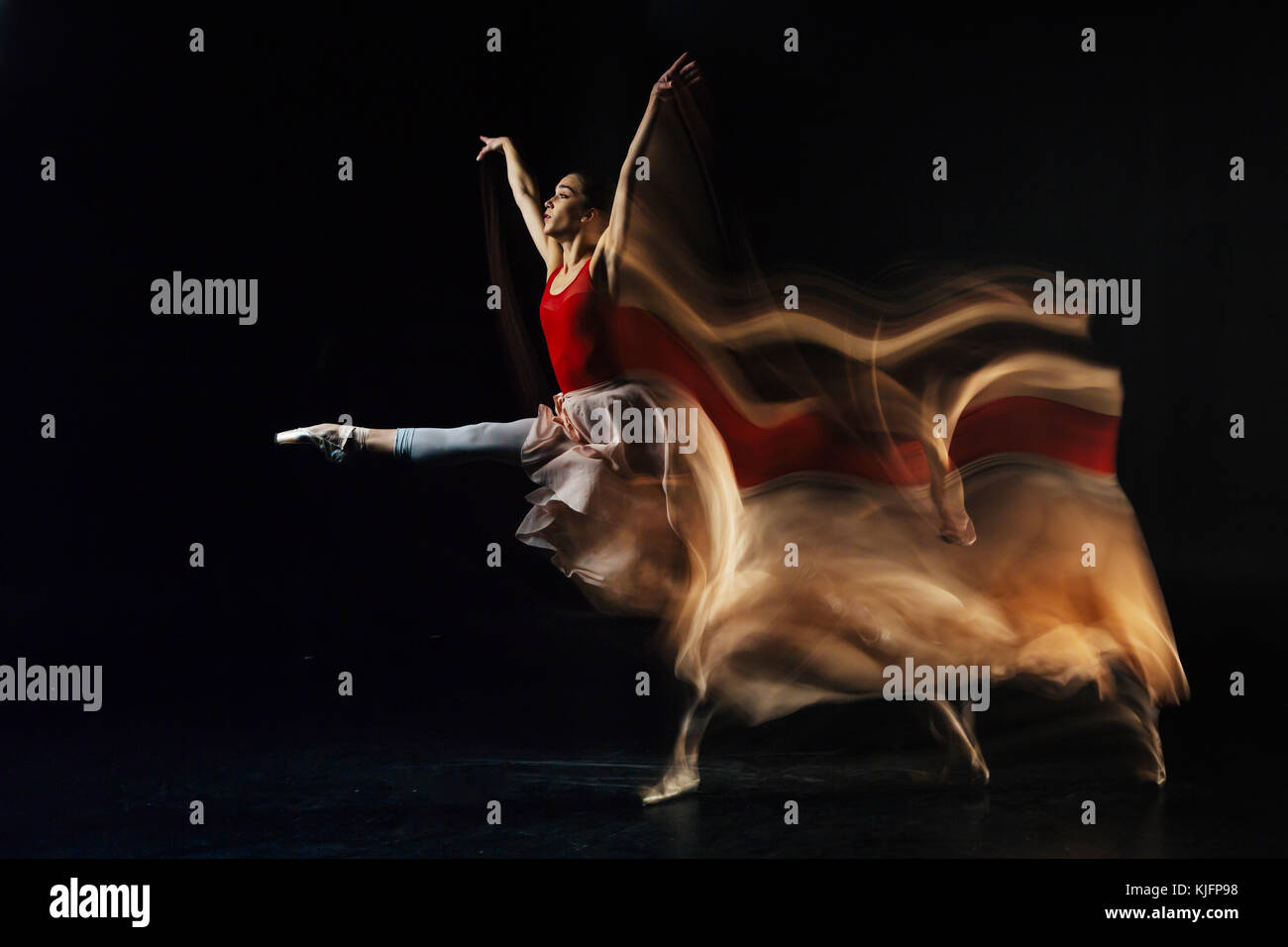 Schöne geschickte Frau springen Stockfoto
