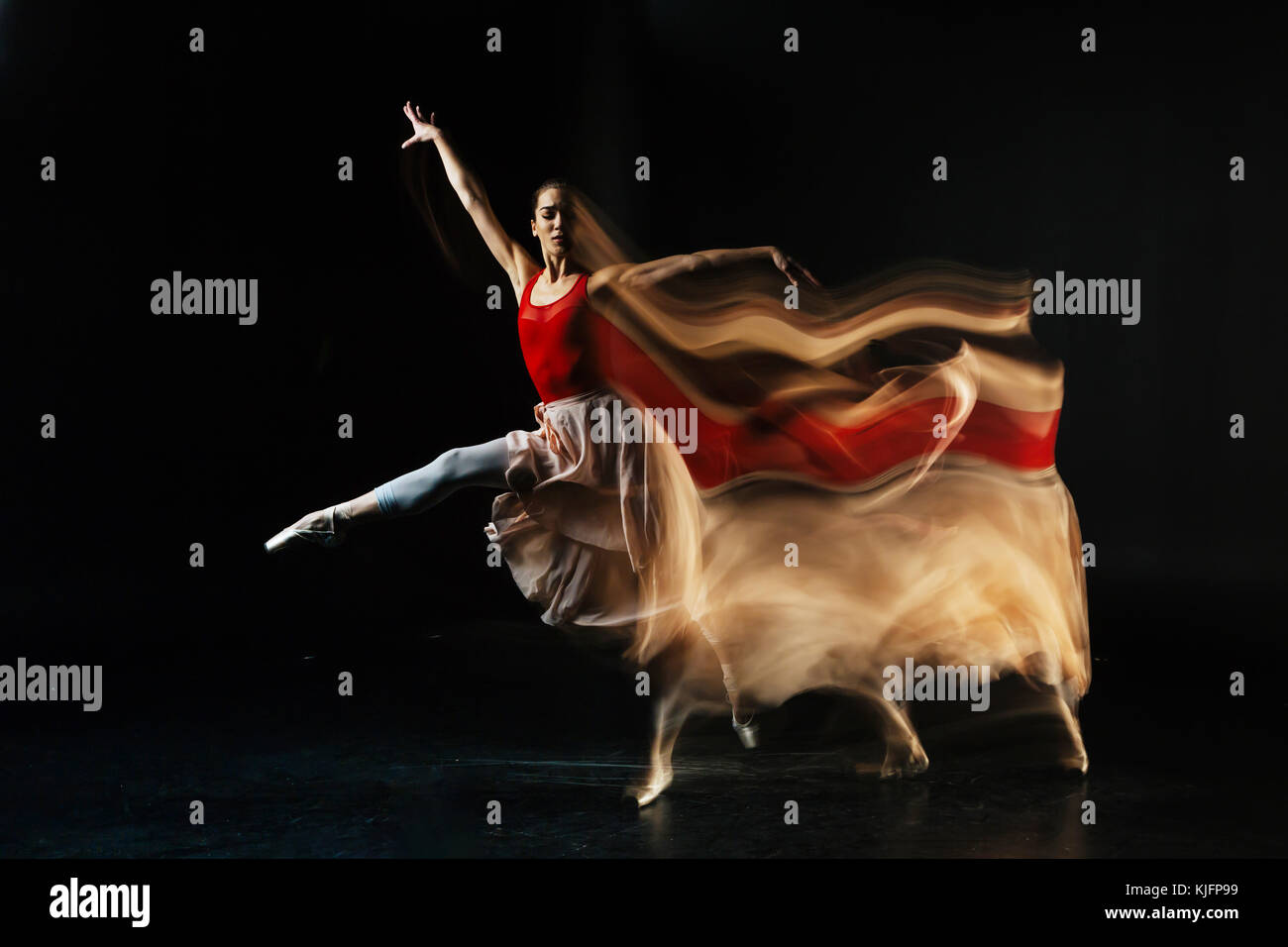 Attraktive Tänzerin durchführen Stockfoto