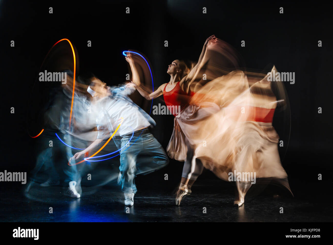 Geschickte Tanzpartner hielten ihre Hände Stockfoto
