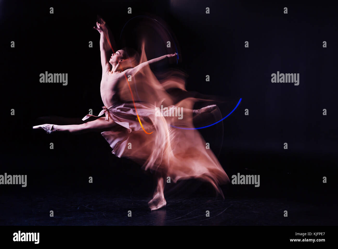 Attraktive geschickte Frau ihre Flexibilität zeigen Stockfoto