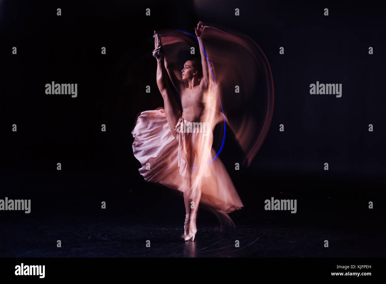 Angenehme junge Frau ihr Bein heben Stockfoto