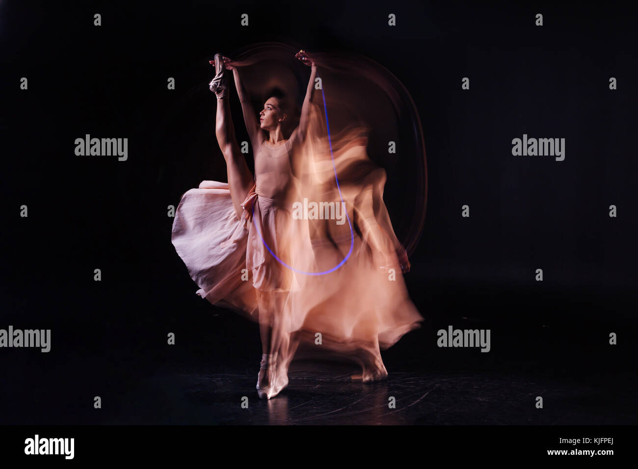 Attraktive flexible Tänzer ihre Leistung vorbereiten Stockfoto