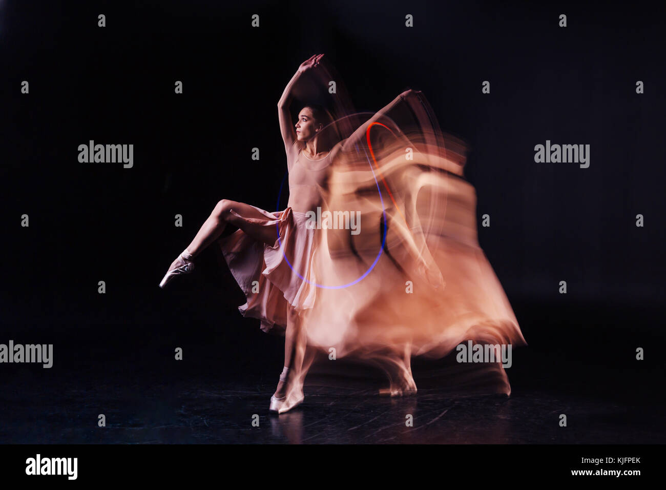 Angenehme junge Frau tanzen Stockfoto