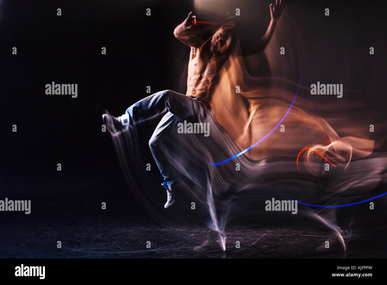 Attraktiven jungen Mann seinen Tanz angezeigt Stockfoto