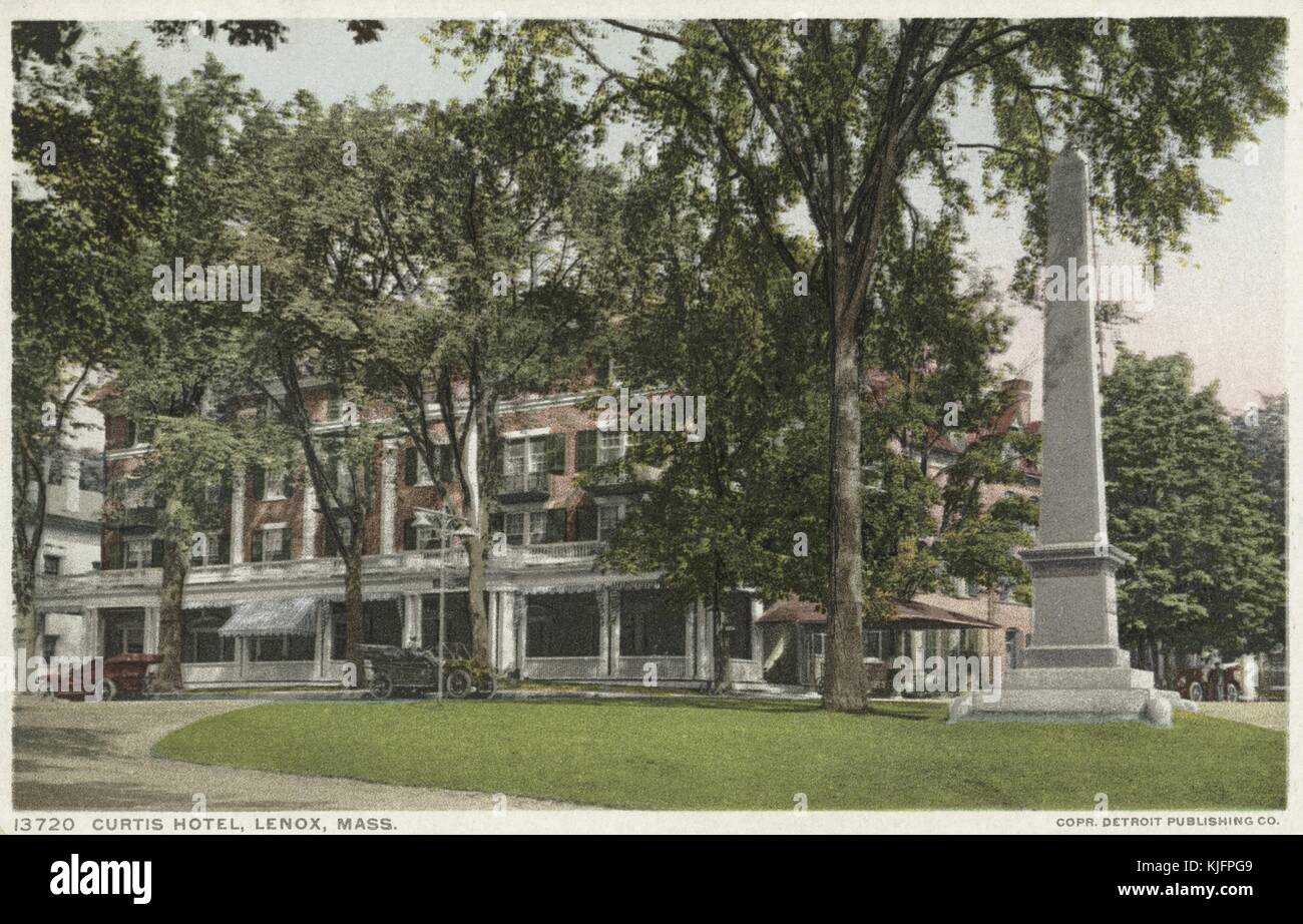 Handkolorierte Postkarte eines vierstöckigen Gebäudes mit Bäumen und Autos vorne, mit dem Titel 'Curtis Hotel, Lenox, Massachusetts', Massachusetts, 1914. aus der New York Public Library. Stockfoto