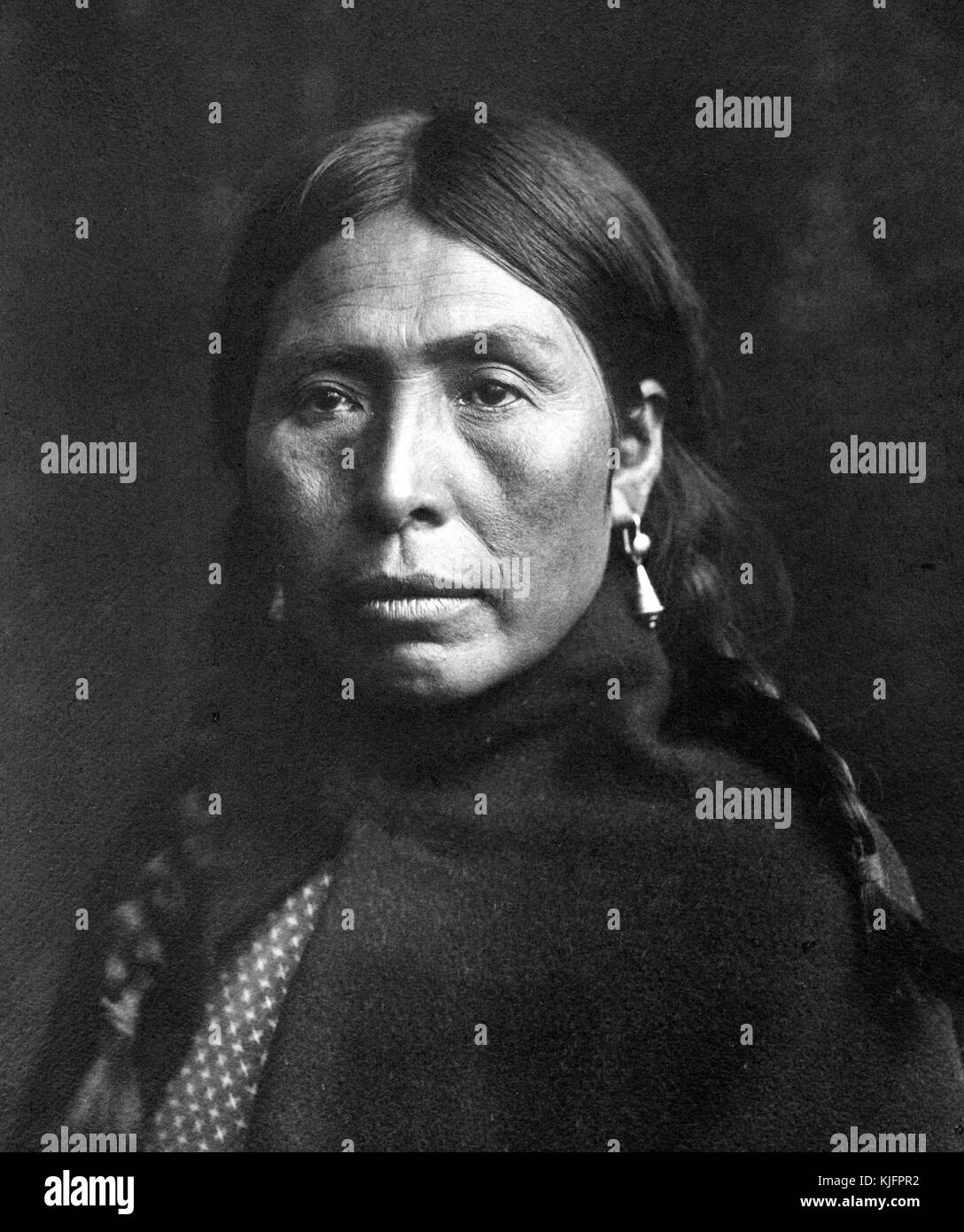 Porträt einer Ureinwohnerin, geflochtene Haare, dunkle Decke über den Schultern, mit dem Titel „Vancouver Island Type, A representative face of the people verstreut Used the West Coast of Vancouver Island, British Columbia“, von Edward S Curtis, British Columbia, Kanada, 1899. Aus der New York Public Library. Stockfoto