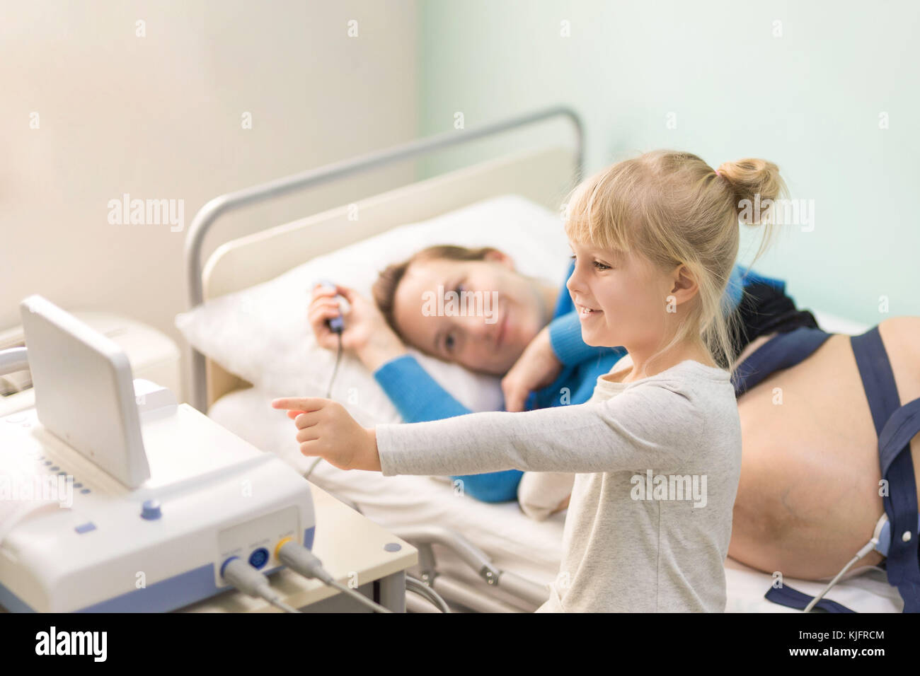 Abdomen examination child Fotos und Bildmaterial in hoher Auflösung Seite 3 Alamy