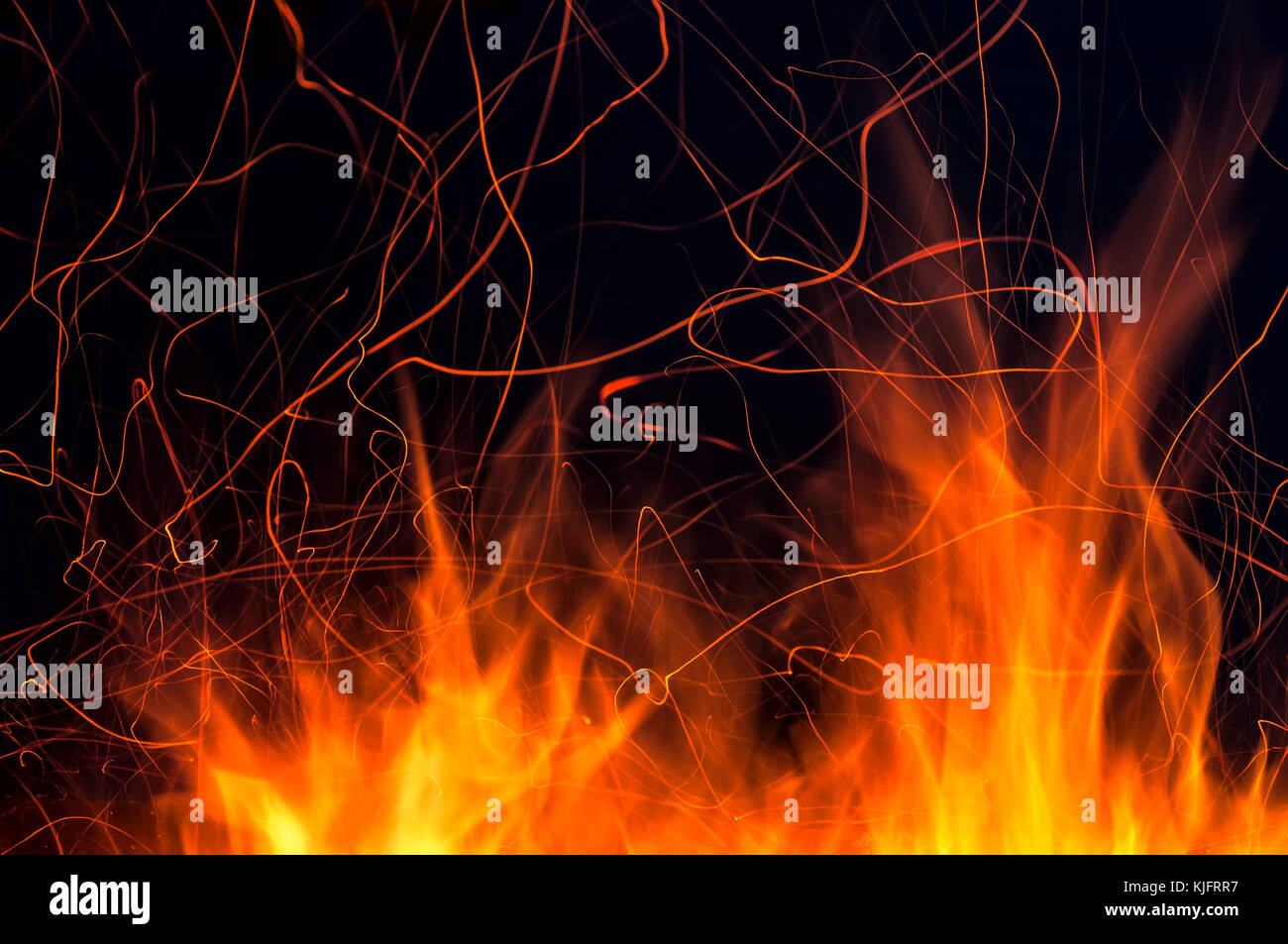 Flammen von Feuer und Funken in Form von Tracks auf schwarzem Hintergrund Stockfoto