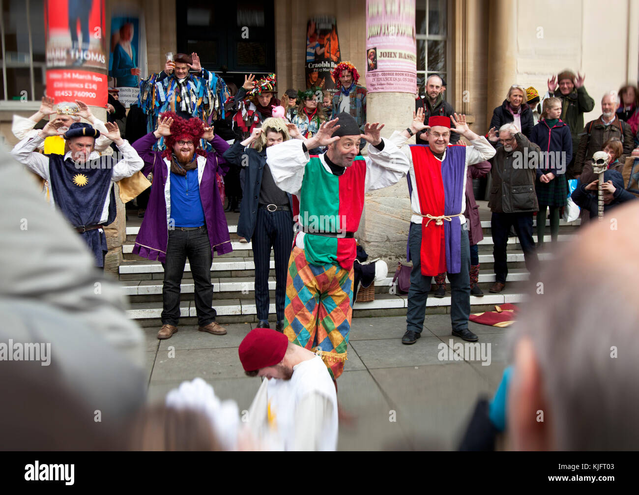 Mummers' Spiel im neuen Jahr auf dem Cotswold Stadtplatz als Teil der Stroud Wassail Stockfoto