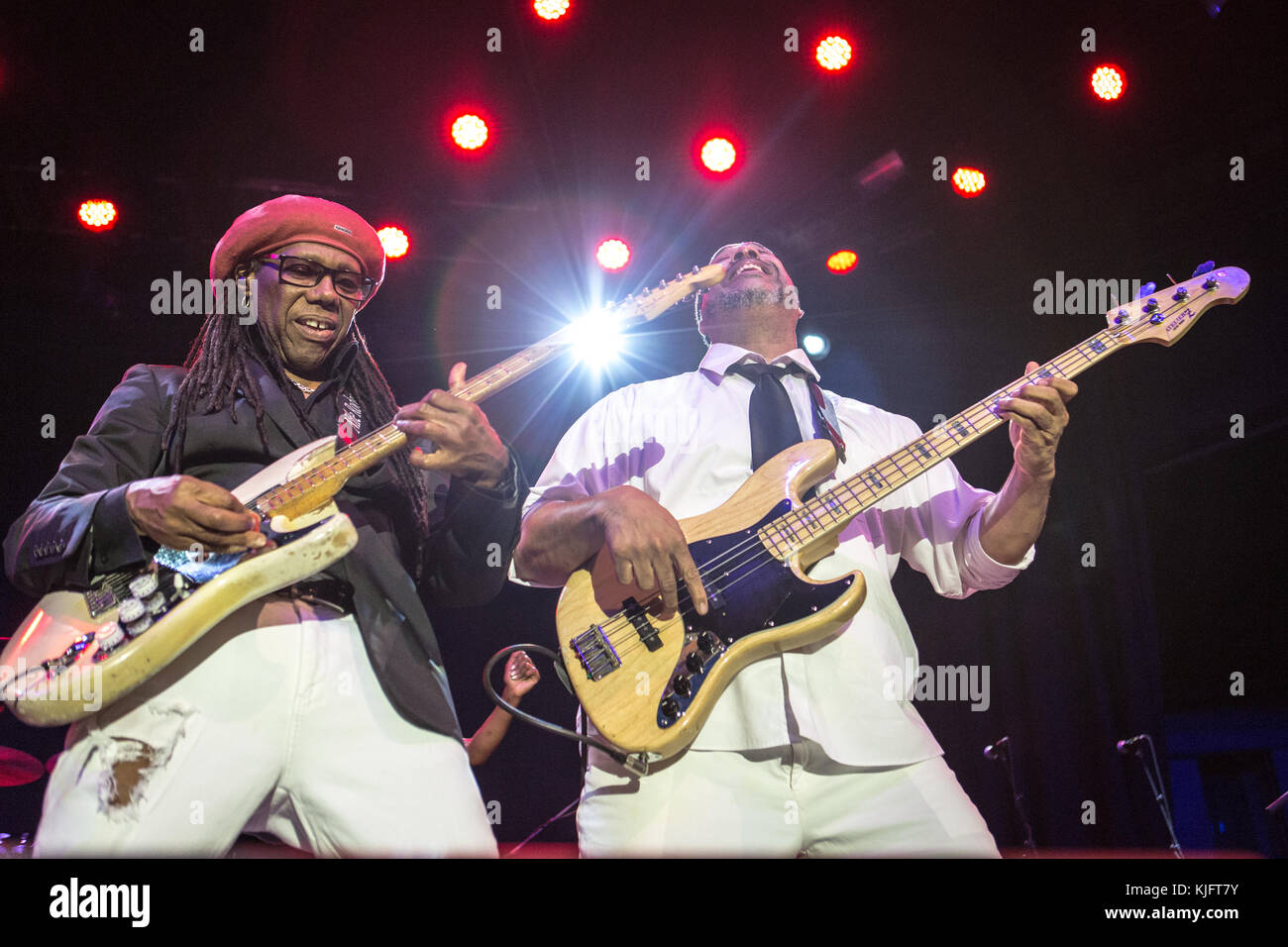 Dänemark, Kopenhagen – 09. Juni 2017. Die amerikanische Disco-Band Chic mit Nile Rodgers spielt ein Live-Konzert im Tivoli in Kopenhagen. Hier ist Nile Rodgers (L) mit Bassist Jerry Barnes (R) zu sehen. (Foto: Gonzales Photo - Thomas Rasmussen). Stockfoto