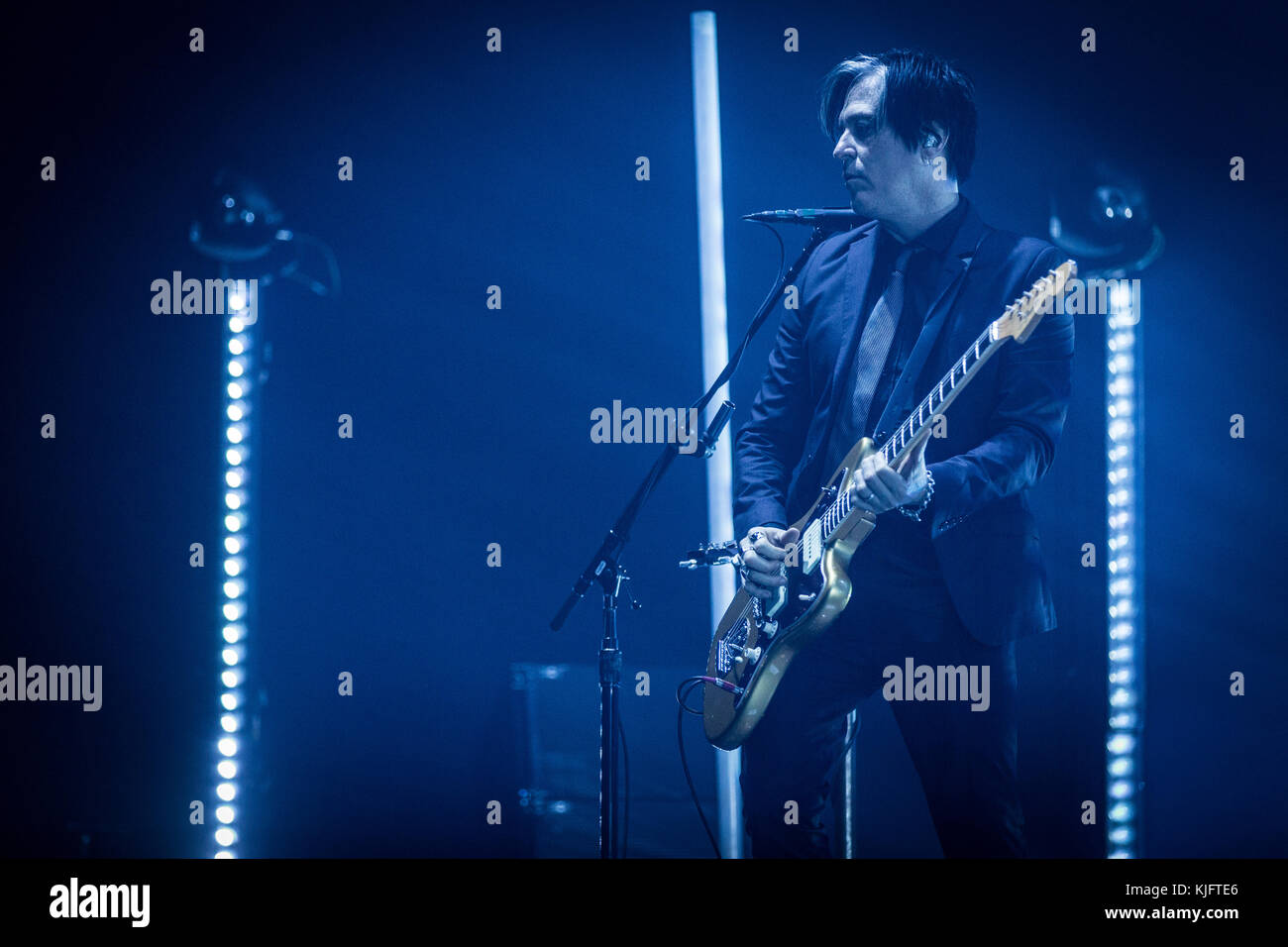 Dänemark, Kopenhagen - 14. November 2017. Die amerikanische Rockband Queens of the Stone Age spielt ein Live-Konzert im tap1 in Kopenhagen. Hier ist Gitarrist Troy Van Leeuwen live auf der Bühne zu sehen. (Foto: Gonzales Photo - Peter Troest). Stockfoto