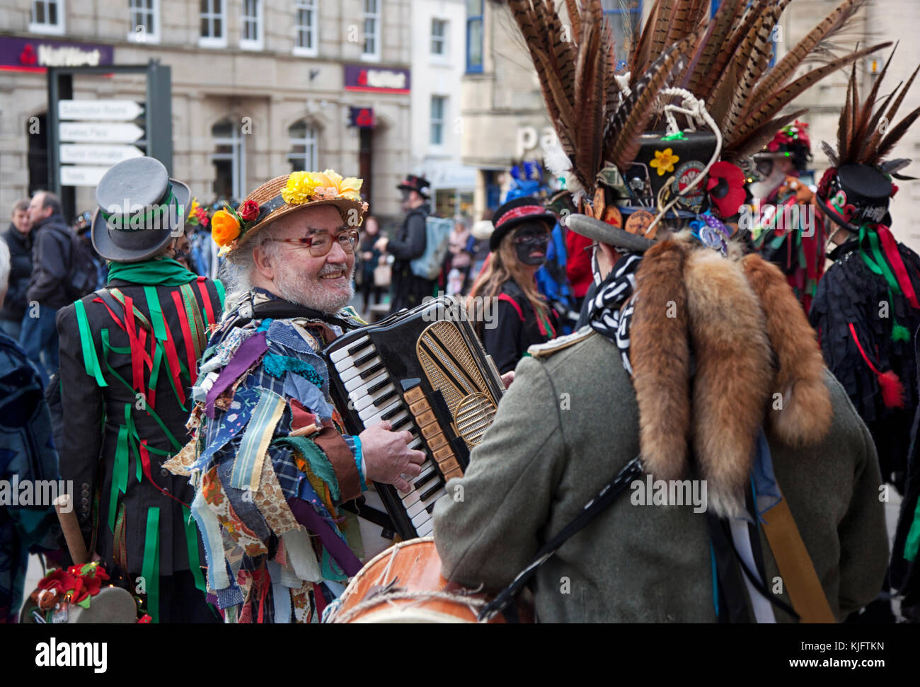 Morris Tänzer und Musiker versammeln sich auf einem Cotswold Stadtplatz während einer Wassail. Stockfoto