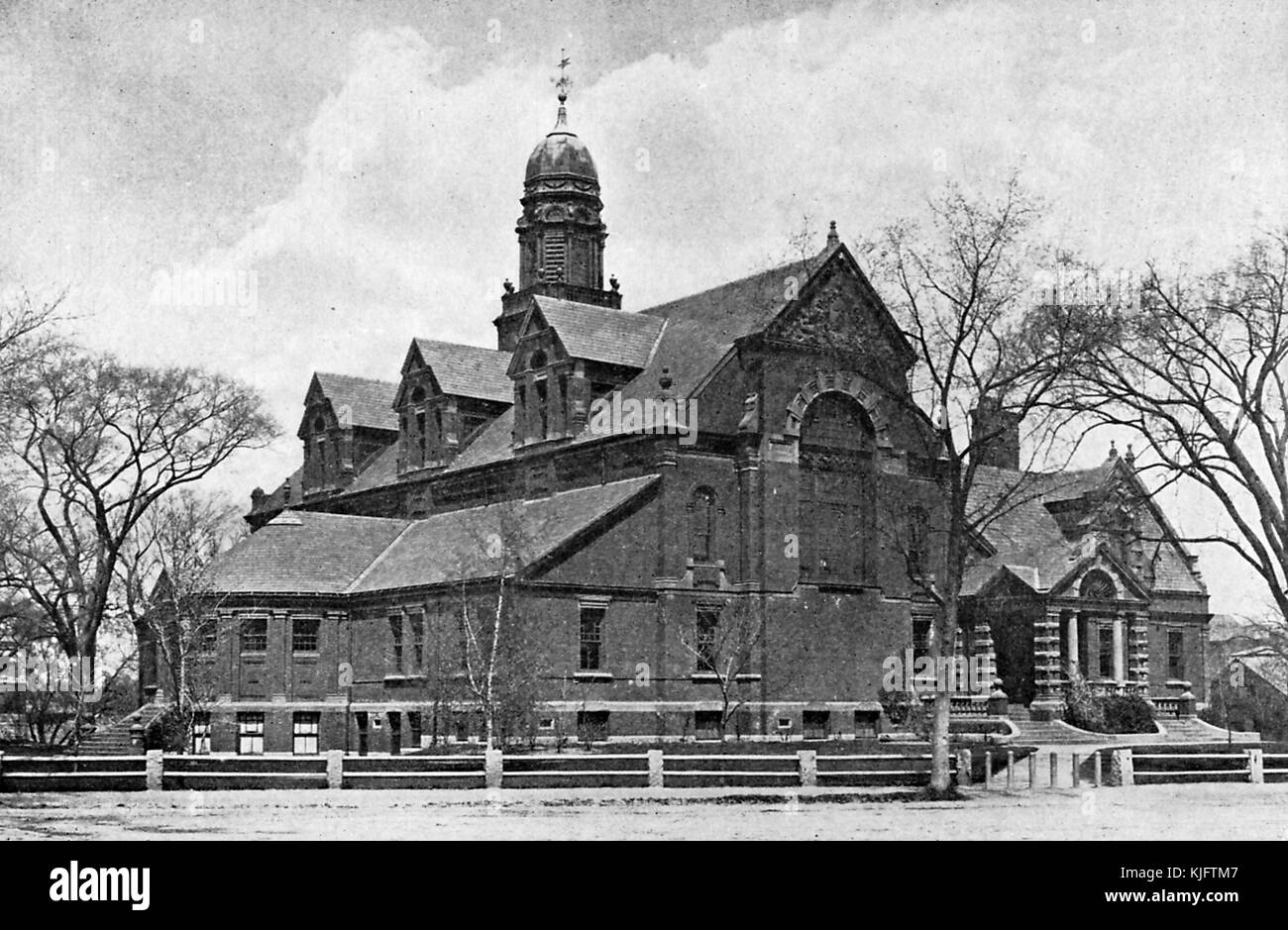 Ein Außenfoto des Hemenway Gymnasium an der Harvard University, das Gebäude wurde der Universität von Alumnus Augustus Hemenway im Jahr 1878 gespendet, er auch für eine Erweiterung im Jahr 1895 bezahlt, die große dreistöckige Struktur ist von einem niedrigen Zaun und Bäumen umgeben, Es wurde abgerissen und durch ein neues Gebäude mit dem gleichen Namen im Jahr 1938, Cambridge, Massachusetts, Boston, Massachusetts, 1913 ersetzt. Stockfoto