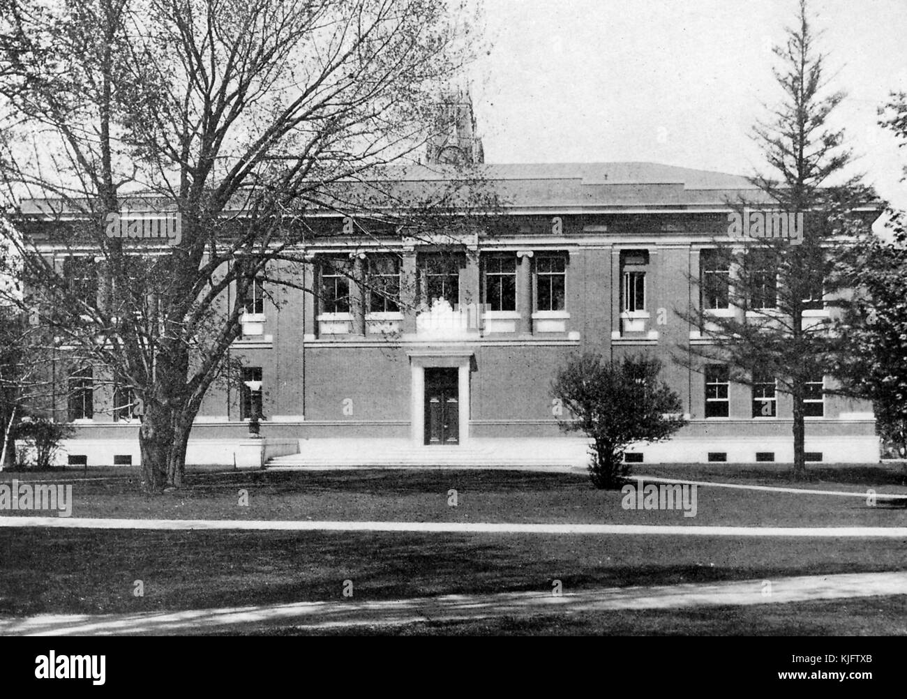 Ein Außenansicht der Robinson Hall an der Harvard University, das große zweistöckige Gebäude befindet sich auf Harvard Yard, es wurde im frühen 20. Jahrhundert erbaut und dient als Departementsgebäude unter anderen Funktionen, ein Teil des Hofes ist sichtbar mit Gras, Gehwege und Bäumen, Cambridge, Massachusetts, Boston, Massachusetts, 1913. Stockfoto