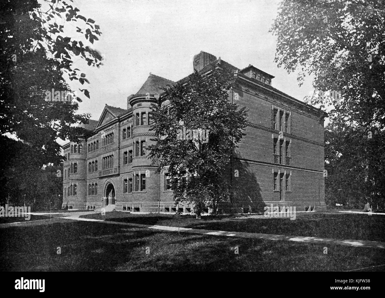 Ein Außenfoto der Server Hall an der Harvard University, entworfen vom amerikanischen Architekten H H Richardson und gebaut 1878, wurde 1970 als National Historic Landmark ausgewiesen, wird hauptsächlich für seine Klassenzimmer und Hörsäle verwendet, das dreistöckige Gebäude ist von gepflegten Rasenflächen und Bäumen umgeben, Cambridge, Massachusetts, Boston, Massachusetts, Massachusetts, Massachusetts, Massachusetts, Massachusetts, Massachusetts, Massachusetts, Massachusetts, 1913. Stockfoto