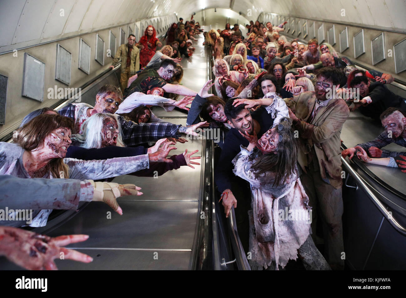The Walking Dead steigen auf 'walkerloo" - 100 "spaziergänger" in gory Prothetik Die 100. Episode der Hit-TV-Show The Walking Dead gekennzeichnet, die Premiere auf Fox heute Abend um 21 Uhr nach acht Stunden in Make-up, die 100 Fanatiker gingen von der Southbank und über die Waterloo Bridge vor konvergieren in der Londoner U-Bahn, schockierend Pendler auf ihrem Weg. Wo: London, Großbritannien Wann: 23.Okt 2017 Quelle: Joe pepler/pinpep/wenn.com Stockfoto