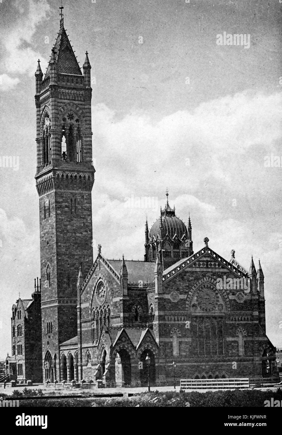 Ein Außenfoto der New Old South Church, die Kirche wurde 1873 fertiggestellt und von Charles Amos Cummings und Willard T Sears entworfen. 1970 wurde sie als nationales historisches Wahrzeichen ausgewiesen. Die Steinbauweise hat einen unverwechselbaren großen Turm und verfügt über mehrere große Buntglasfenster, Boston, Massachusetts, 1905. Stockfoto