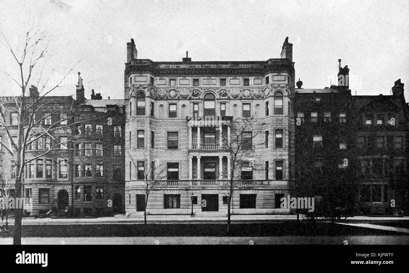 Ein Außenansicht des Algonquin Club, das Gebäude wurde 1888 fertiggestellt, es wurde von McKim, Mead und Kim entworfen, es bleibt ein privater sozialer Club, es wurde teilweise von General Charles Taylor gegründet, das Gebäude liegt zwischen zwei Wohngebäuden auf Commonwealth Avenue, Boston, Massachusetts, 1905. Stockfoto