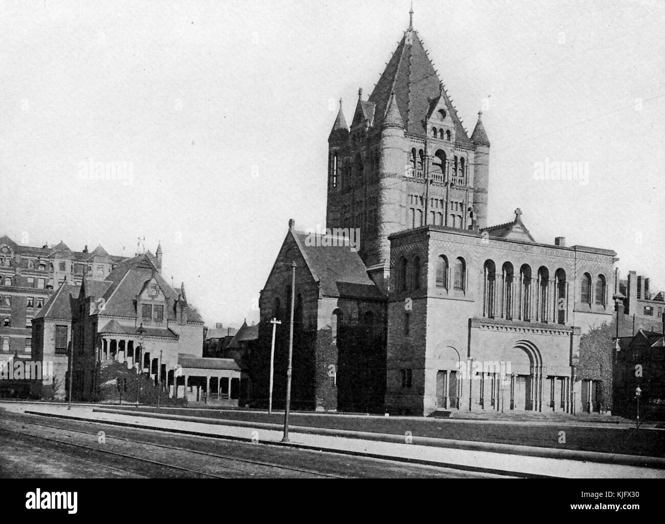 Ein Außenfoto der Trinity Church, die ursprüngliche Kirche wurde im Großen Feuer von 1872 verloren, dieses Gebäude wurde 1877 fertiggestellt, es ist bekannt für seine rauen Steinmauern, schweren Torbögen und großen Turm, die Gemeinde der Kirche stammt aus dem Jahr 1733, Boston, Massachusetts, 1905. Stockfoto