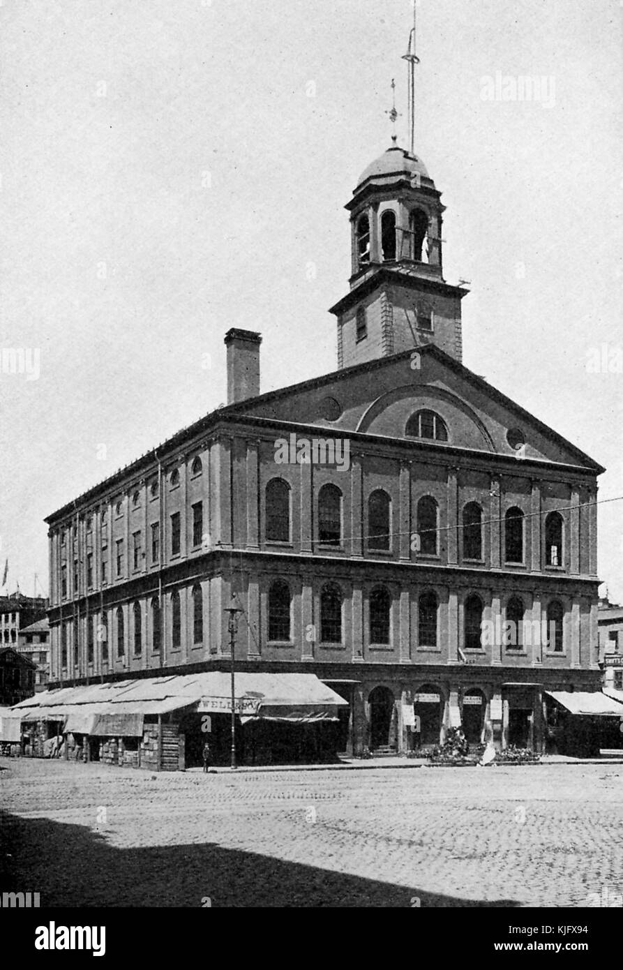 Von außen gesehen, ist die Faneuil Hall seit 1743 als Versammlungshalle und Marktplatz tätig, vor Beginn des amerikanischen Revolutionskrieges wurden dort für die Unabhängigkeit getragte Reden gehalten, Der Bürgersteig um den Großteil des Gebäudes ist von einem Zelt bedeckt und Gegenstände in Kisten können darunter, Boston, Massachusetts, 1905 gesehen werden. Stockfoto