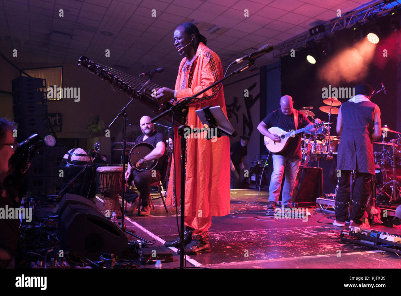 Das Afro Celt Sound System durchführen an den Musicport Music Festival, Whitby, North Yorkshire, UK, 21. Oktober 2017 Stockfoto