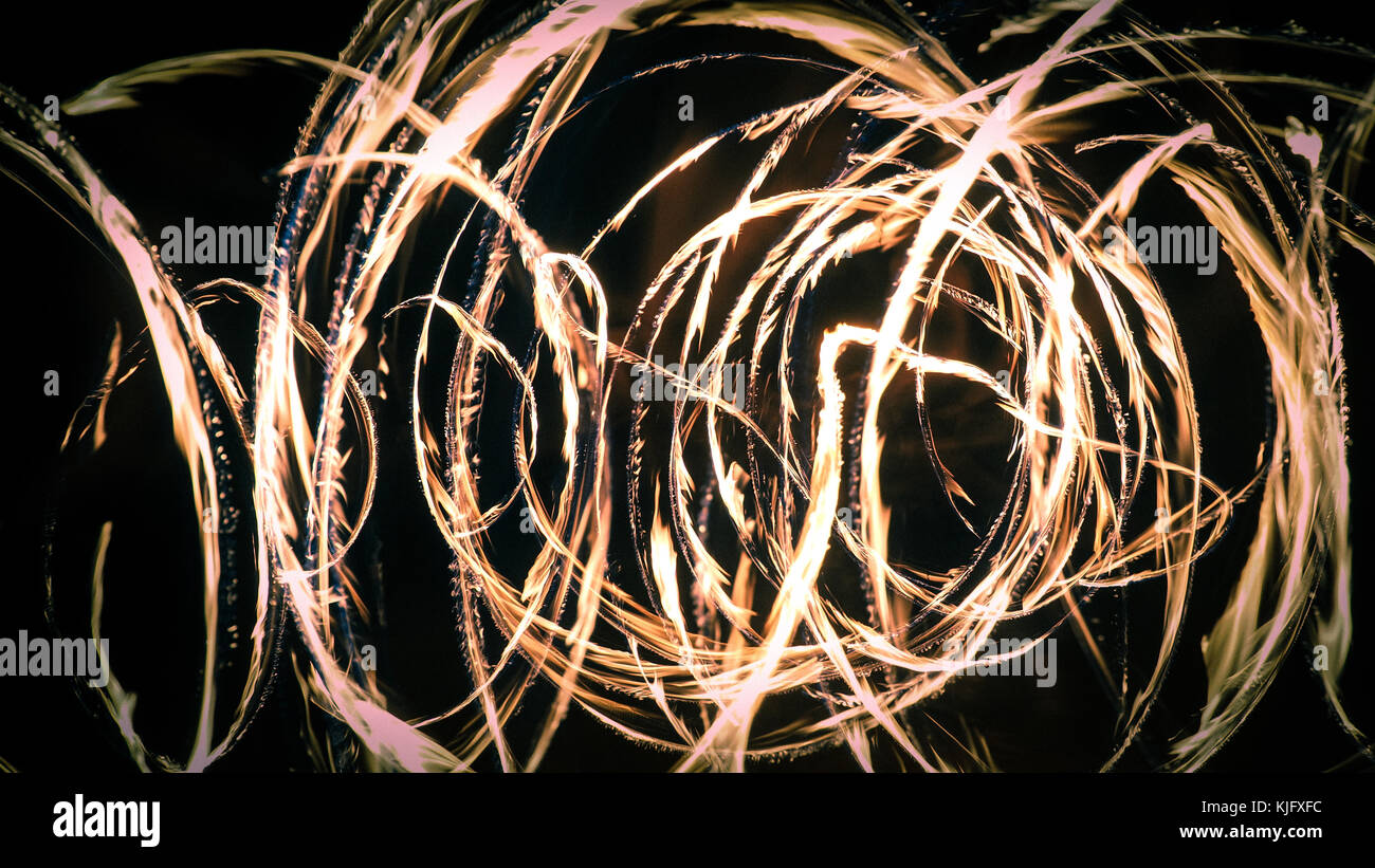 Die Spinnerei Feuer Poi-Ringe von Feuer Stockfoto