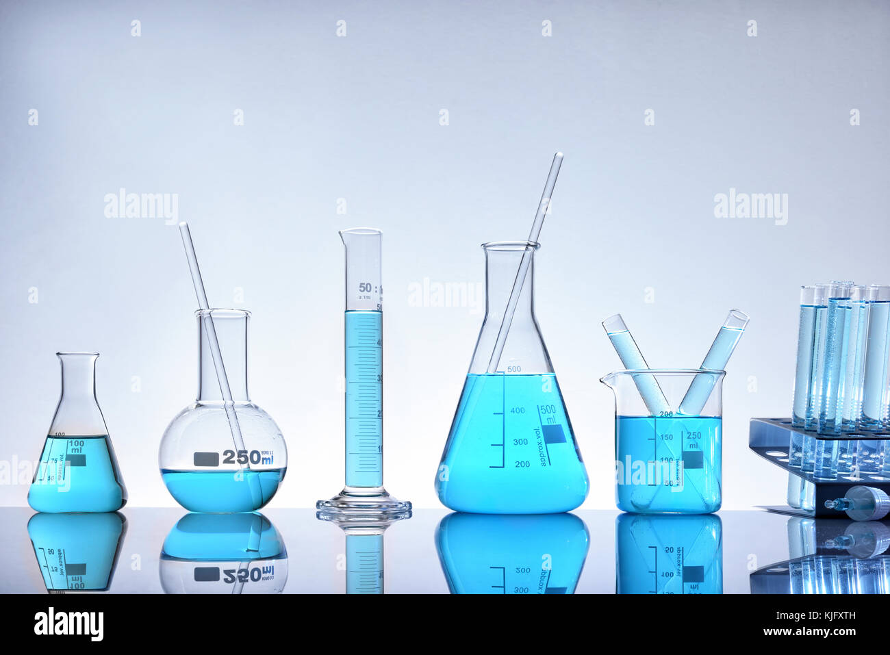 Labor Glas chemische Container voller blaue Flüssigkeit auf Glas Tisch  isoliert. Horizontale Komposition. Ansicht von vorn Stockfotografie - Alamy