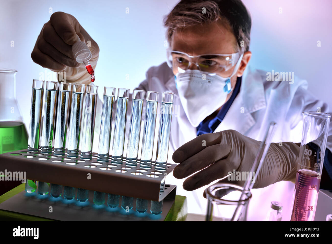 Chemische ausgestattet mit Schutzelementen Analyse verschiedener Stoffe im Labor Stockfoto