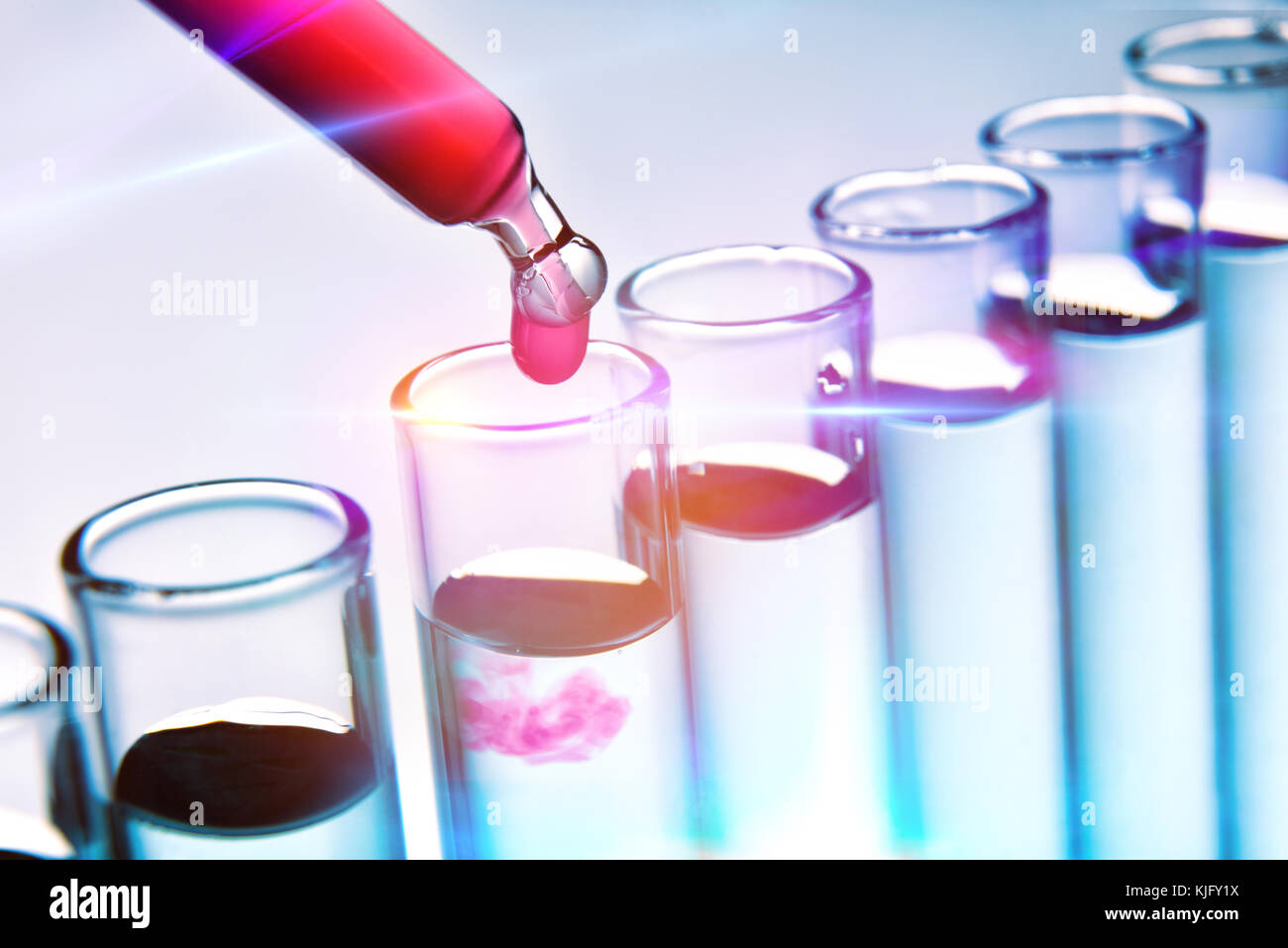 Reihe von Reagenzgläsern und dropper mit roten und blauen Hintergrund. Wissenschaftliche Forschung mit Substanzen. Ansicht Stockfoto