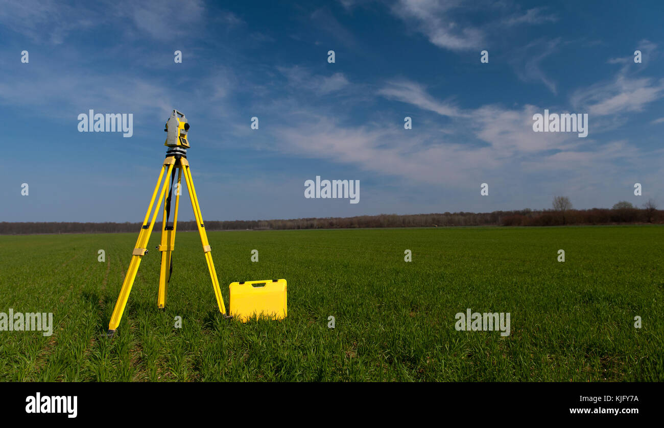Surveyor Ausrüstung Theodolit mit Stativ Stockfoto