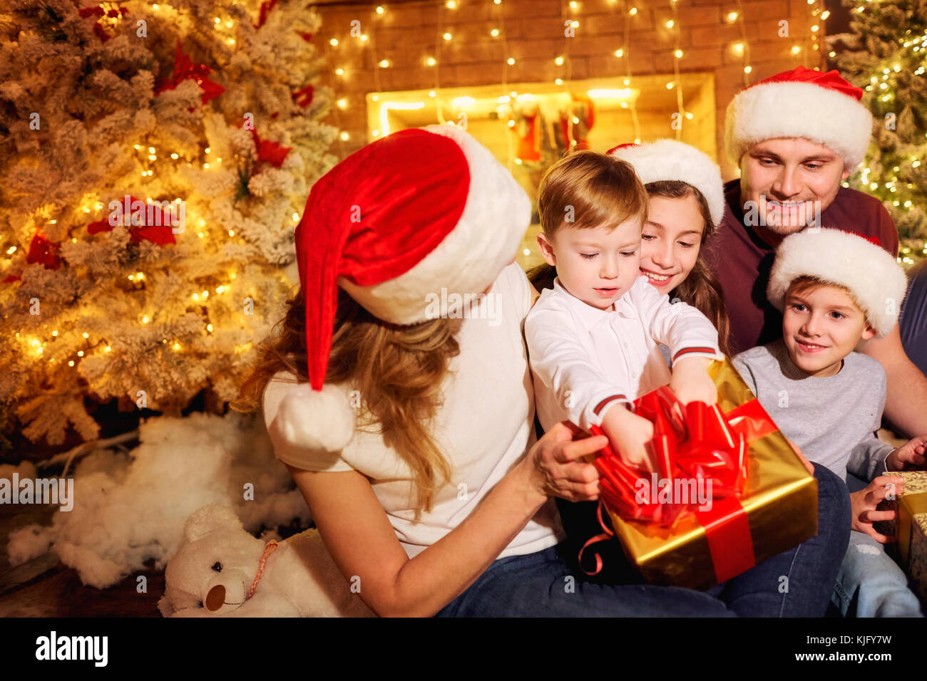 Die Familie stellt in einem Zimmer am Weihnachtstag. Stockfoto