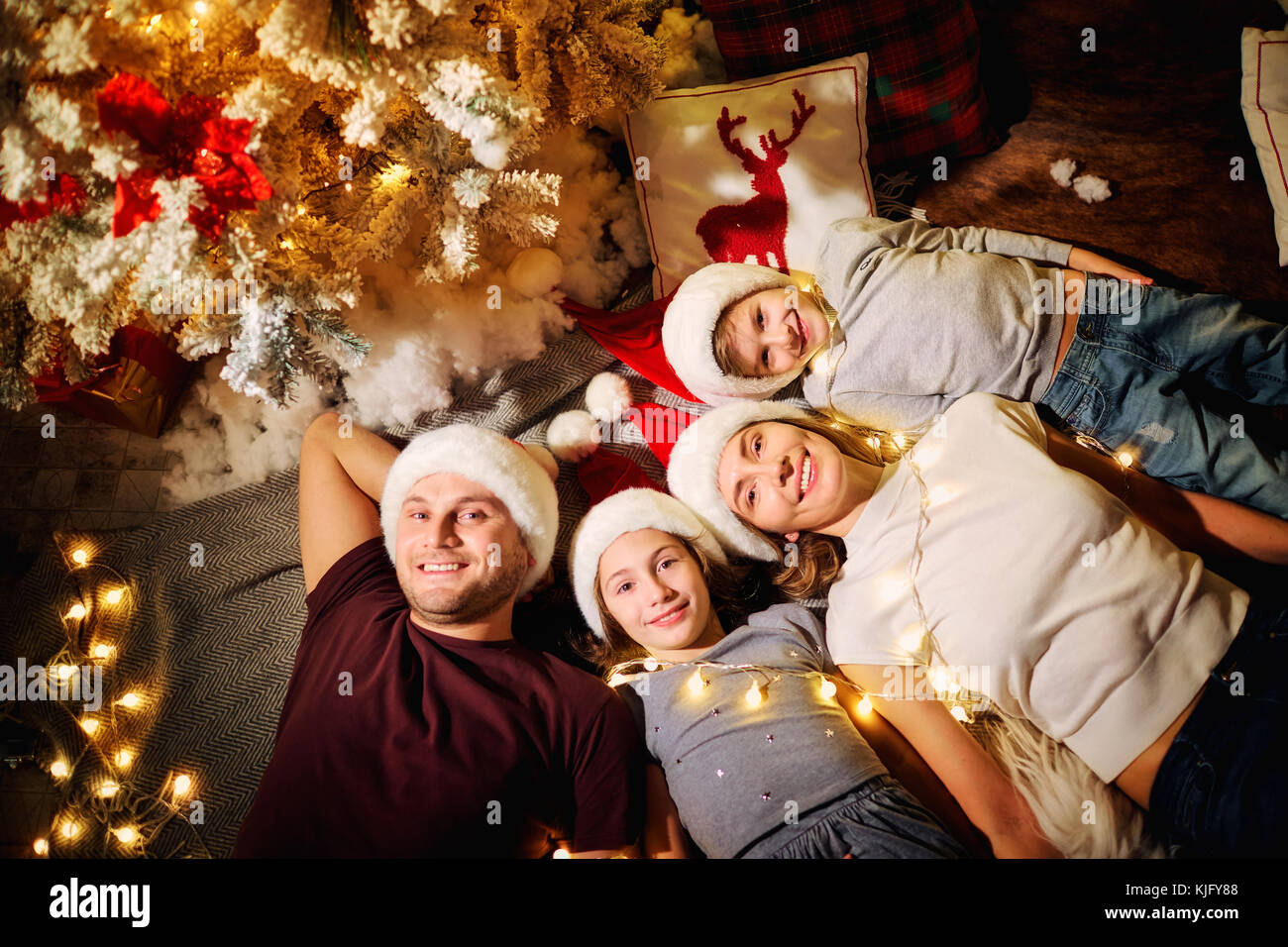 Eine glückliche Familie, in der Santa Hüte liegt am Weihnachten. Stockfoto