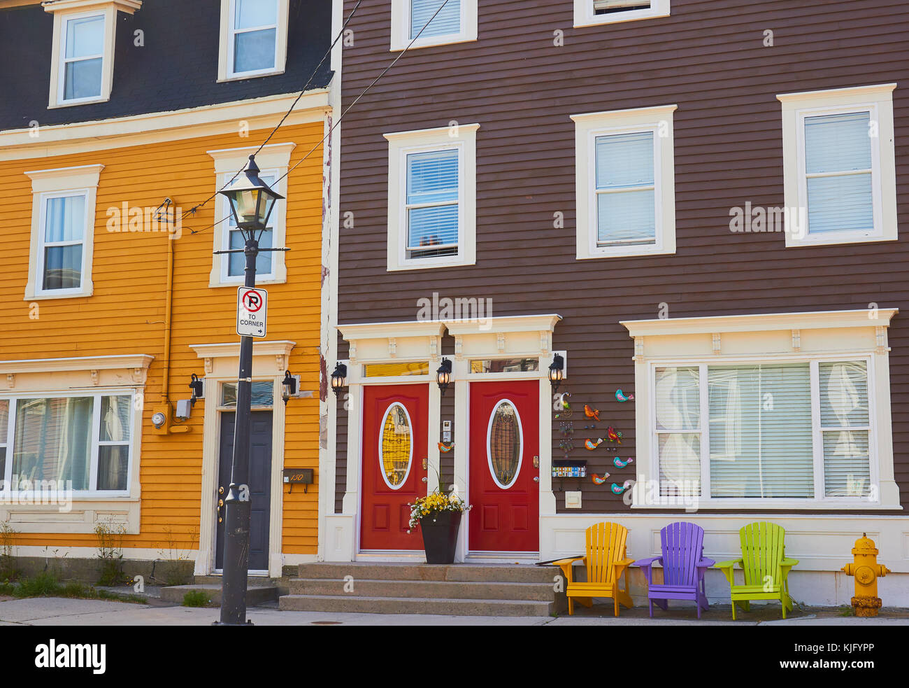 Bunte traditionelle Häuser und Plätze im Freien, St John's, Avalon Halbinsel, Neufundland, Kanada Stockfoto