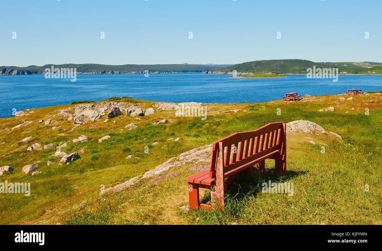 Holz- sitze und Picknicktische auf der atlantischen Küste von Kanada, Avalon Halbinsel, Neufundland, Kanada Stockfoto