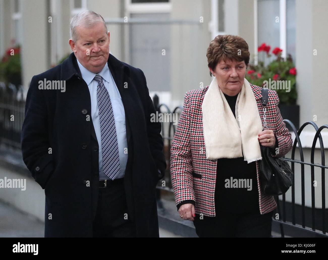 Die Augenzeugen Francis und Kay Crawford kommen auf die Suche nach fünf Familienmitgliedern, die starben, als ihr Auto im März 2016 vom Pier von Buncrana Co Donegal im Lake of Shadows Hotel in Buncrana abrutschte. Stockfoto