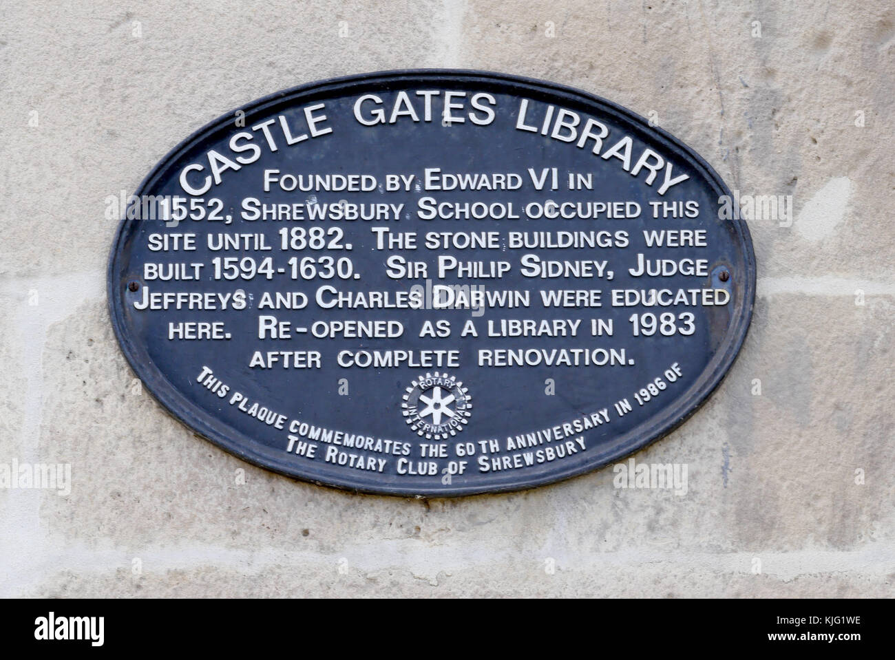 Blaue Plakette am Eingang zur Burg Tor Bibliothek anlässlich der Wiedereröffnung im Jahre 1983 errichtet, die 1996 vom Rotary Club von Shrewsbury, Shropshire. Stockfoto