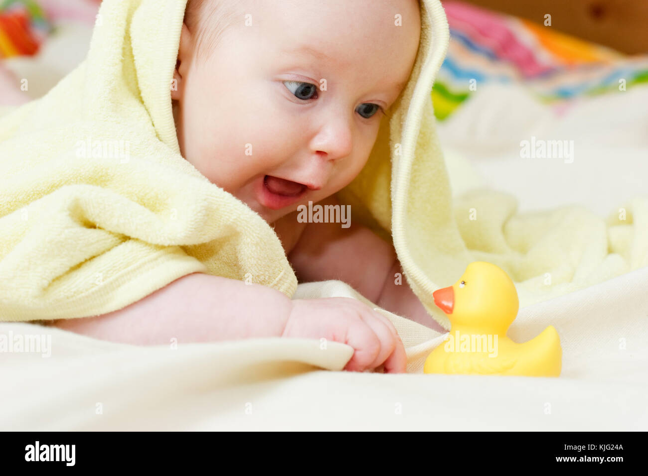 Vier Monate altes Baby Mädchen spielen mit Rubber Duck Stockfoto