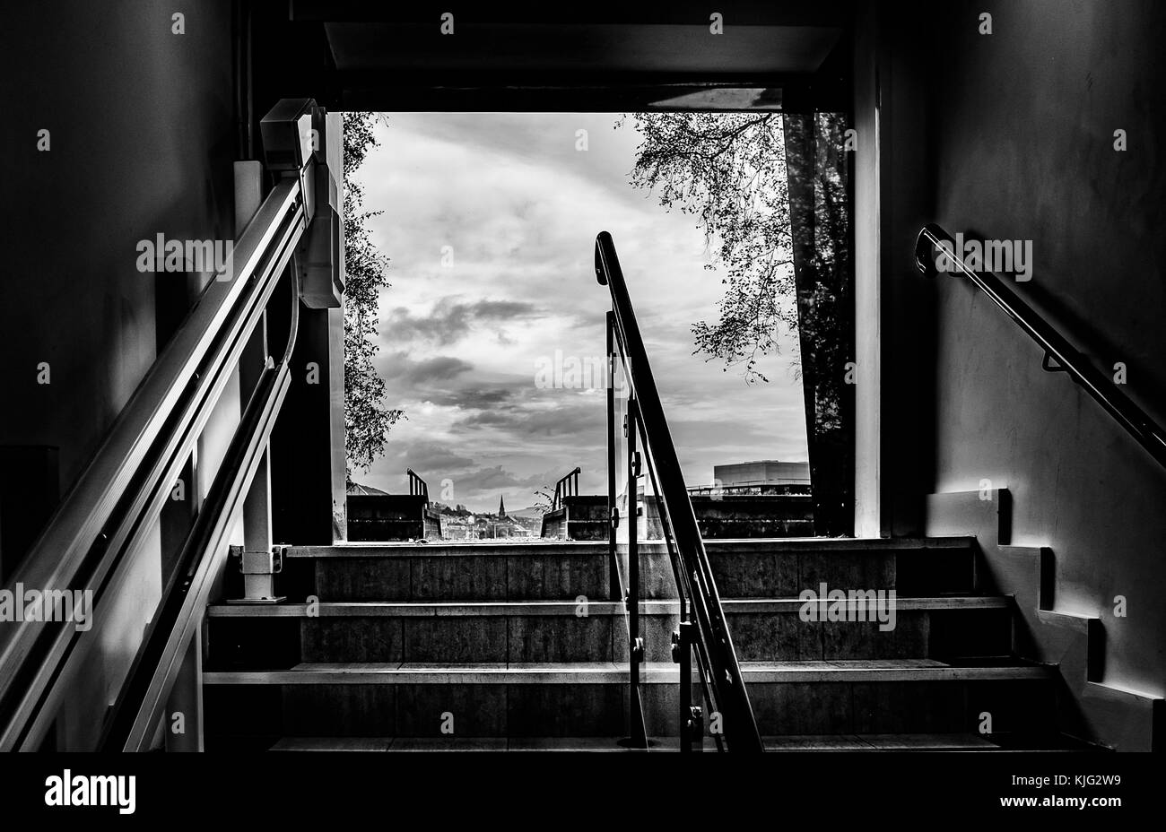 Treppe, die zu externen Ansicht der Stadt Gebäude in Schwarz und Weiß Stockfoto