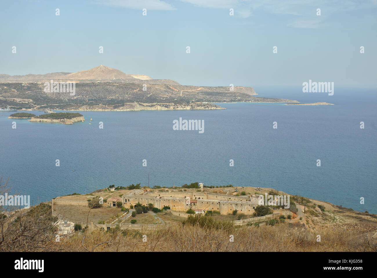 Die Ansicht der intzedin fort, einem ehemaligen griechischen politischen Gefängnis und Ausführung der Standort und die Bucht von Souda Hafen Halbinsel zu akrtiri Stockfoto