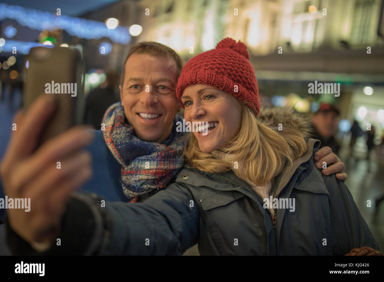 Eine selfie zusammen in der Mitte der Stadt, in ihre warme Kleidung wegen der Kälte weihnachtliche Wetter! Stockfoto