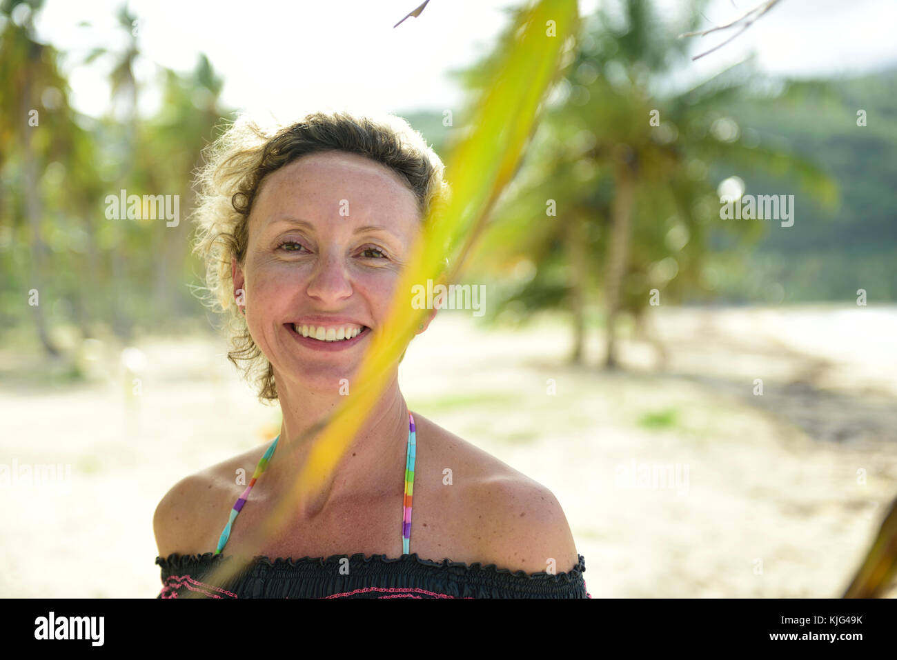 Porträt der glückliche Frau am Strand Stockfoto