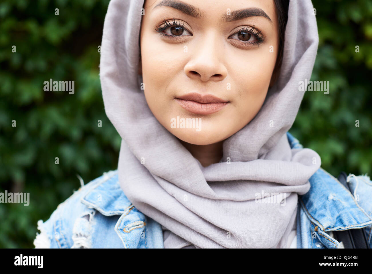 London, UK, England, Porträt einer wunderschönen muslimische Mädchen mit Hijab an Kamera suchen, muslimische Studentin Stockfoto