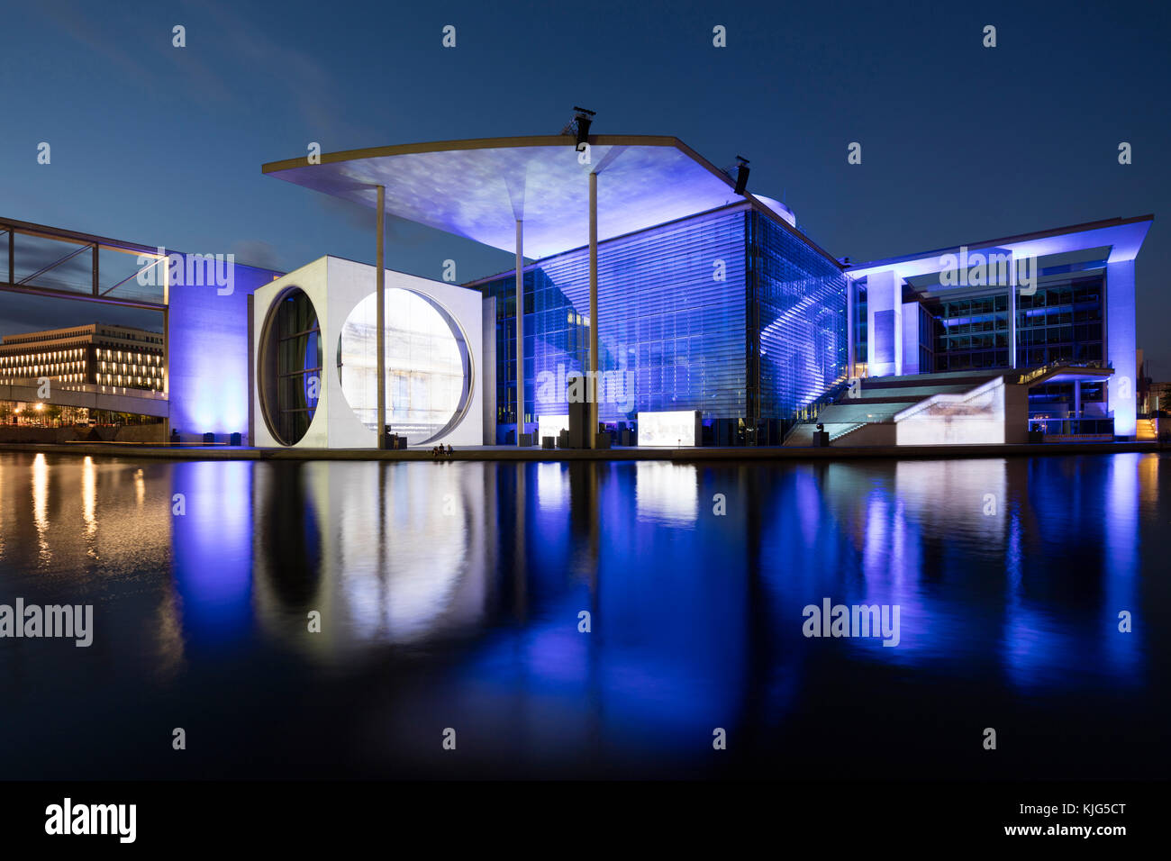 Deutschland, Berlin, Blick auf die beleuchtete Marie-Elisabeth-Lueders-Building mit Spree im Vordergrund. Stockfoto
