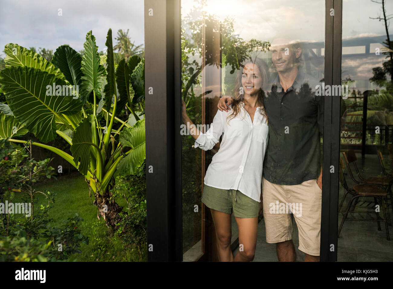 Erfolgreiche Suche außerhalb der Fenster des modernen Design House Stockfoto