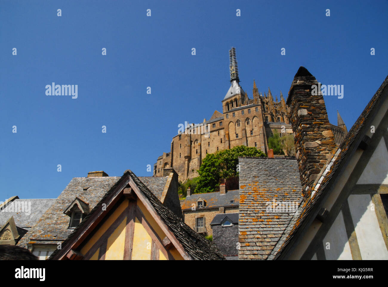 Blick auf den Mont Saint Michel Abtei aus den umliegenden alten Häuser Stockfoto