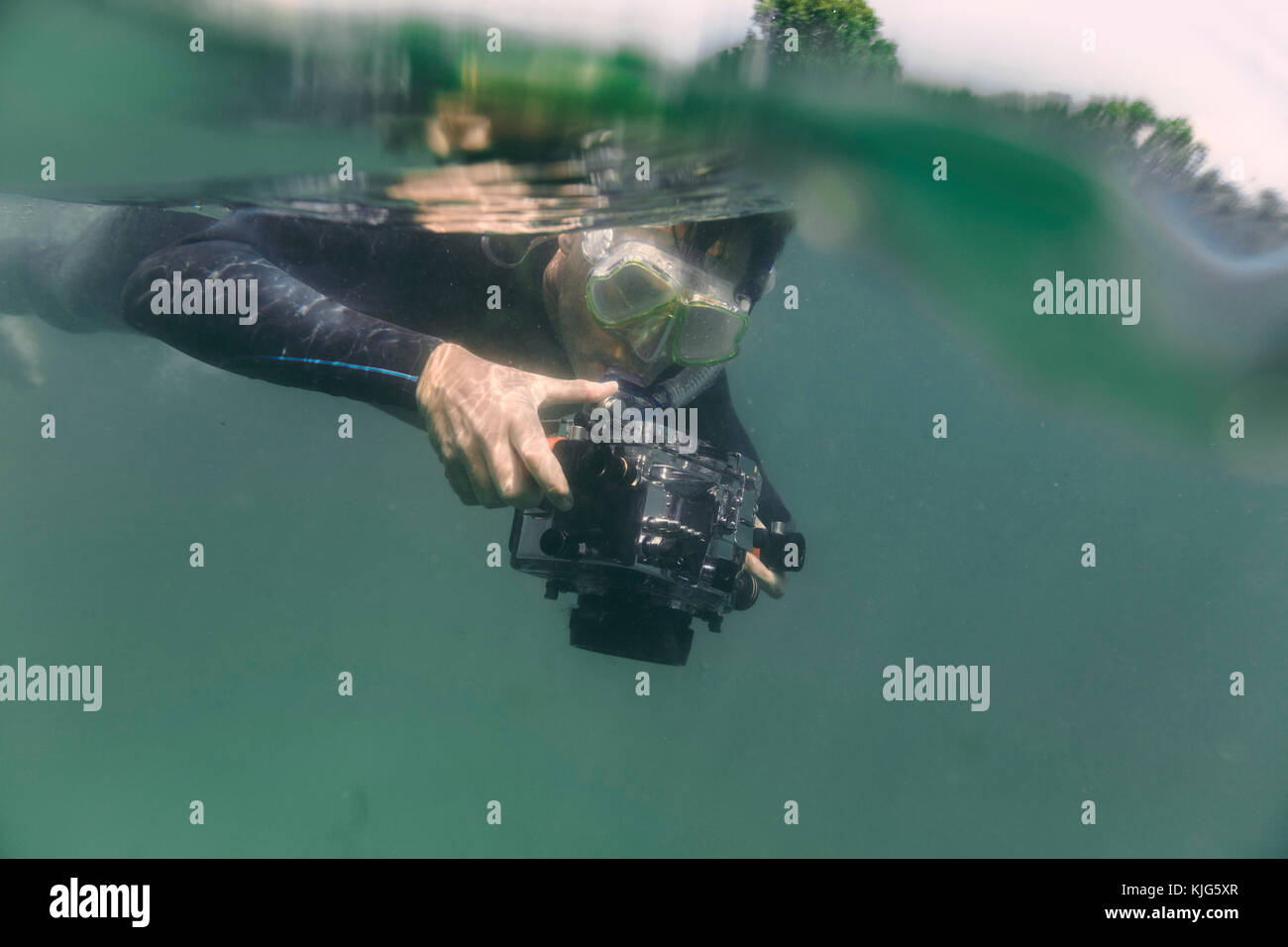 Menschen tauchen mit Unterwasser DSLR-Kamera Fall Stockfoto